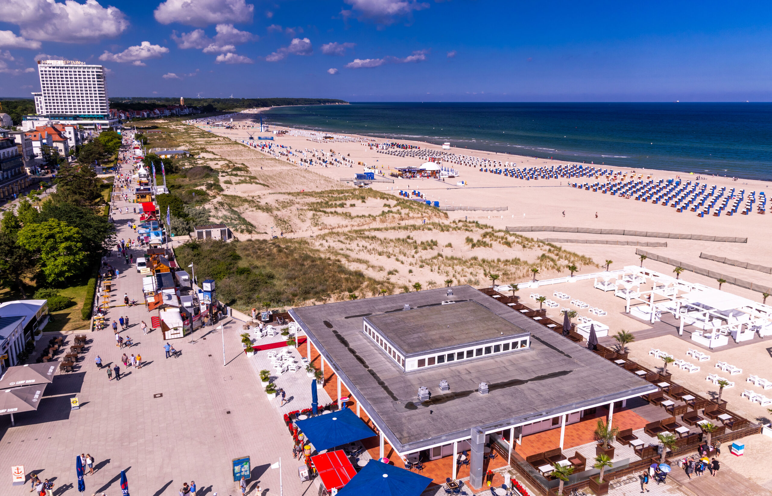 Strand mit Gebäuden von oben