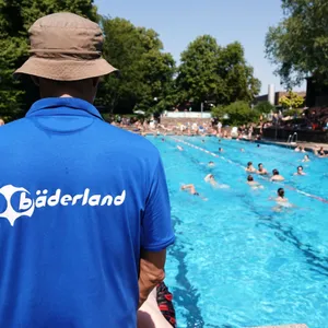 Bäderland-Bademeister von hinten vor einem Schwimmbecken