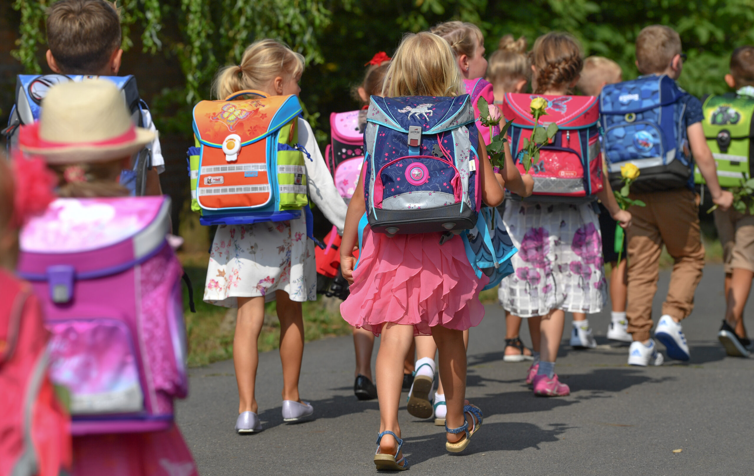 Erstklässler gehen nach der Einschulungsfeier zur Grundschule