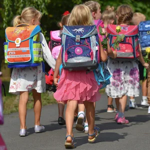 Erstklässler gehen nach der Einschulungsfeier zur Grundschule