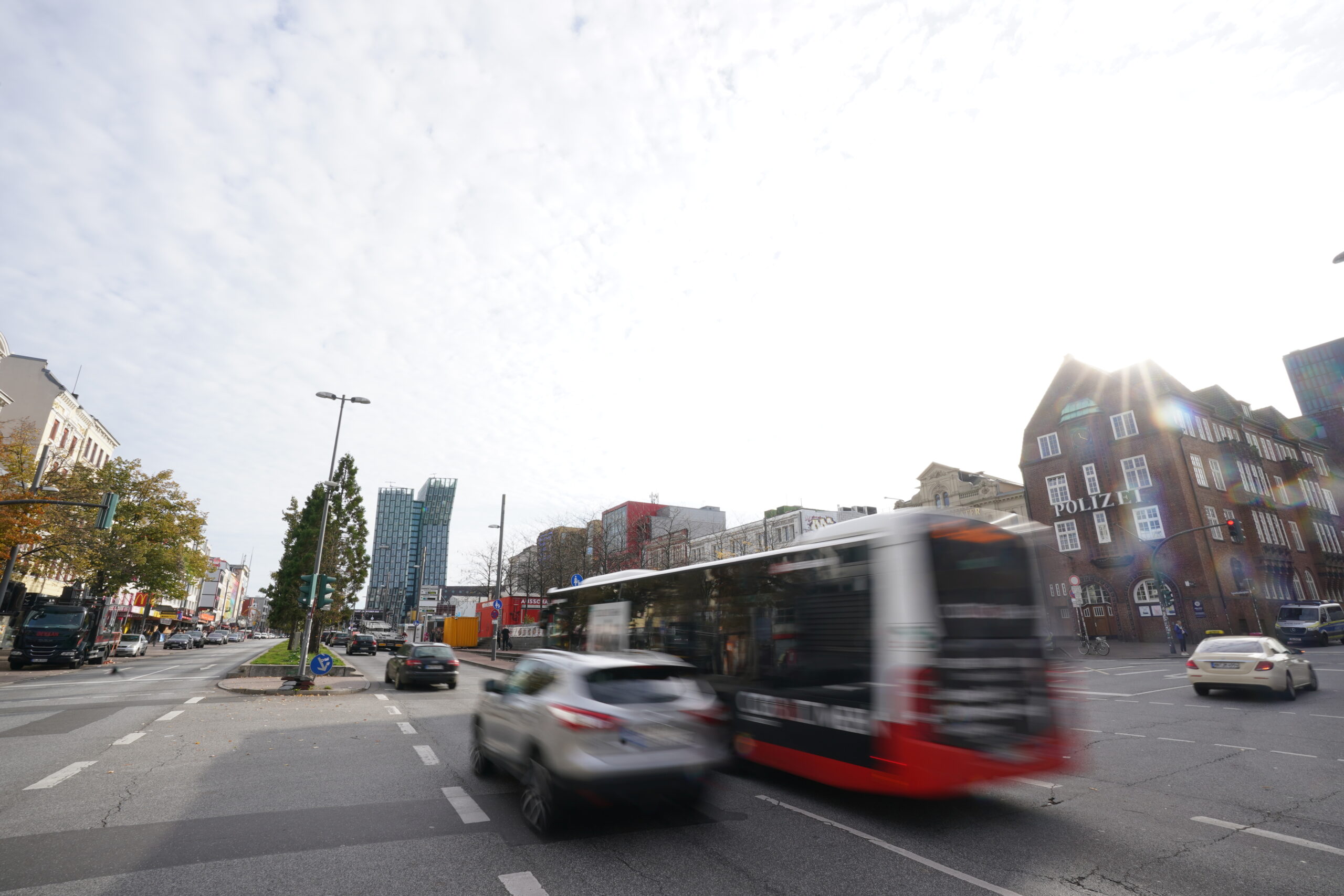 Der Autoverkehr in Hamburg hat seit Jahresbeginn leicht abgenommen. (Symbolbild)