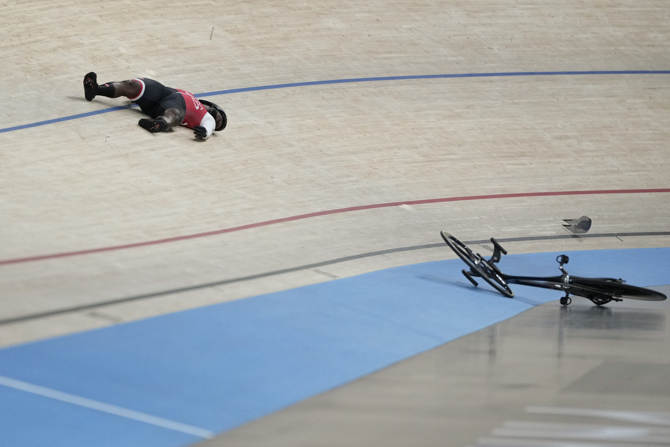 Kwesi Browne nach seinem Sturz bei den Olympischen Spielen am Boden