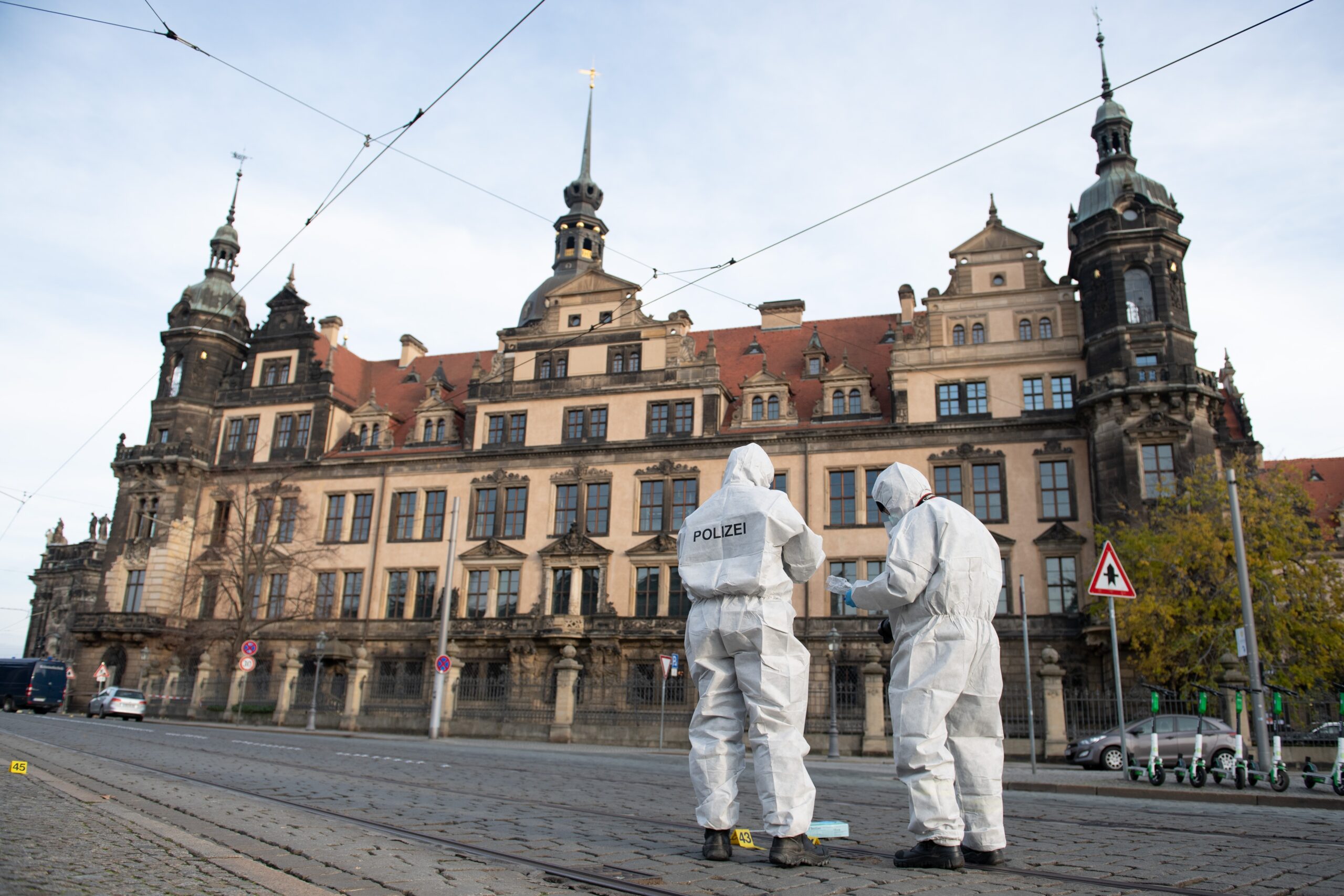 November 2019: Zwei Mitarbeiter der Spurensicherung stehen vor dem Residenzschloss mit dem Grünen Gewölbe. In Dresdens Schatzkammer Grünes Gewölbe war damals am frühen Morgen eingebrochen worden.