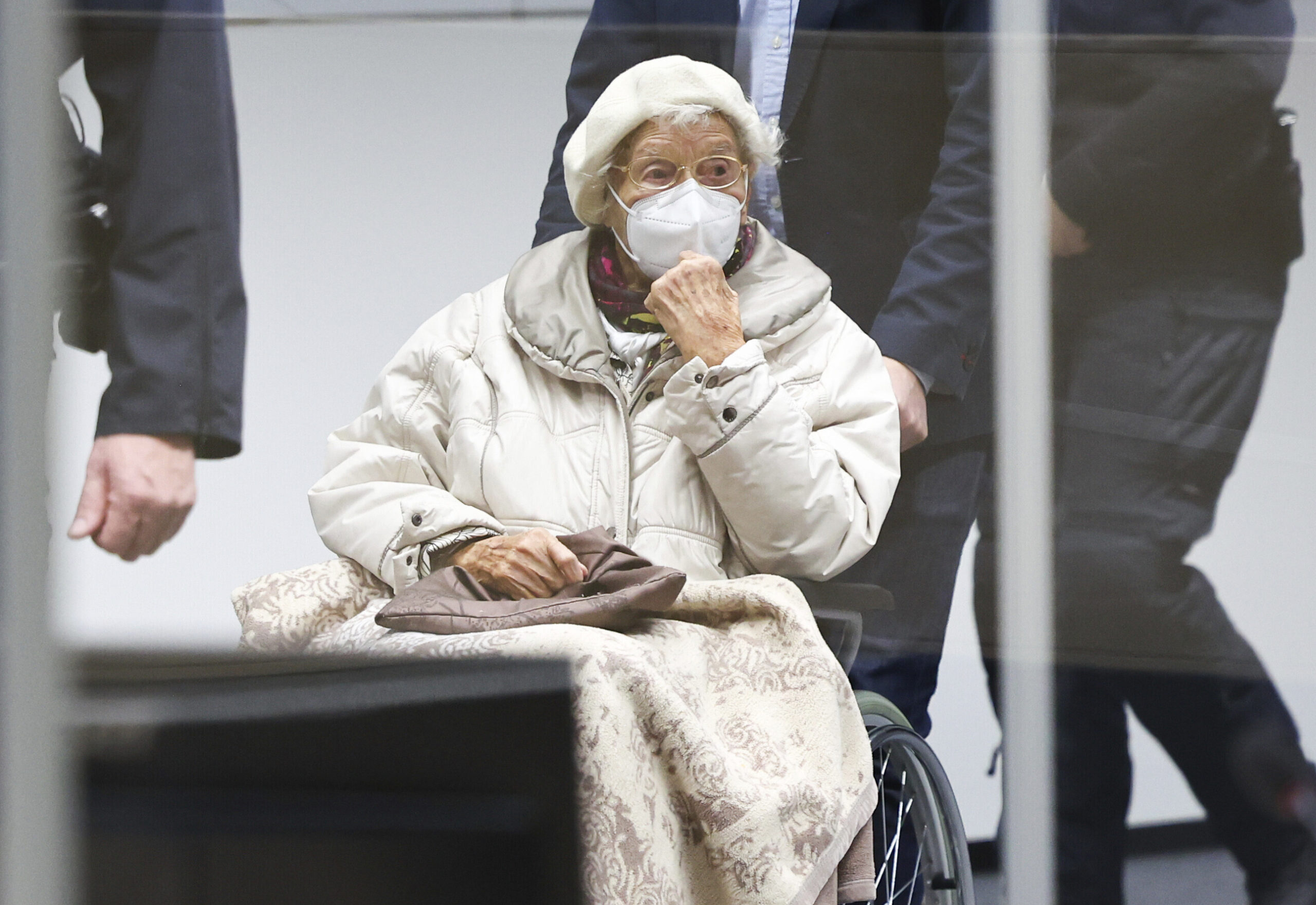 Die Angeklagte Irmgard F. sitzt im Sitzungssaal des Landgerichts Itzehoe.