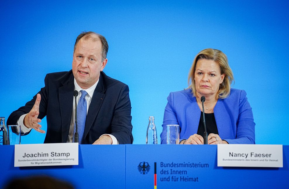 Joachim Stamp (FDP), Sonderbevollmächtigter der Bundesregierung für Migrationsabkommen, und Nancy Faeser (SPD), Bundesministerin für Inneres und Heimat