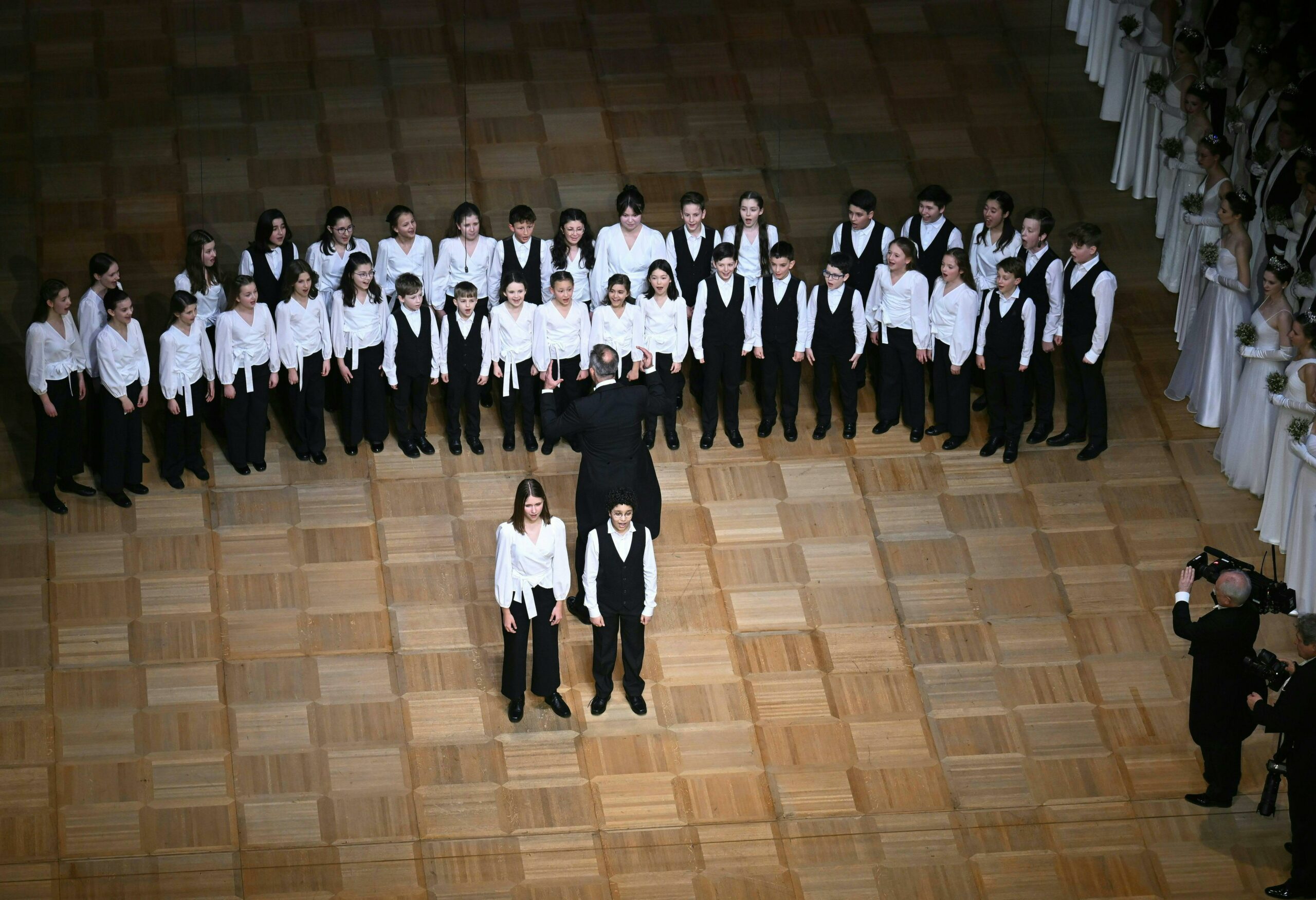 Ein Kinderchor tritt auf (Symbolbild). Ein Ring pädophiler Männer soll sich als Fanclub eines Kinderchores getarnt haben.