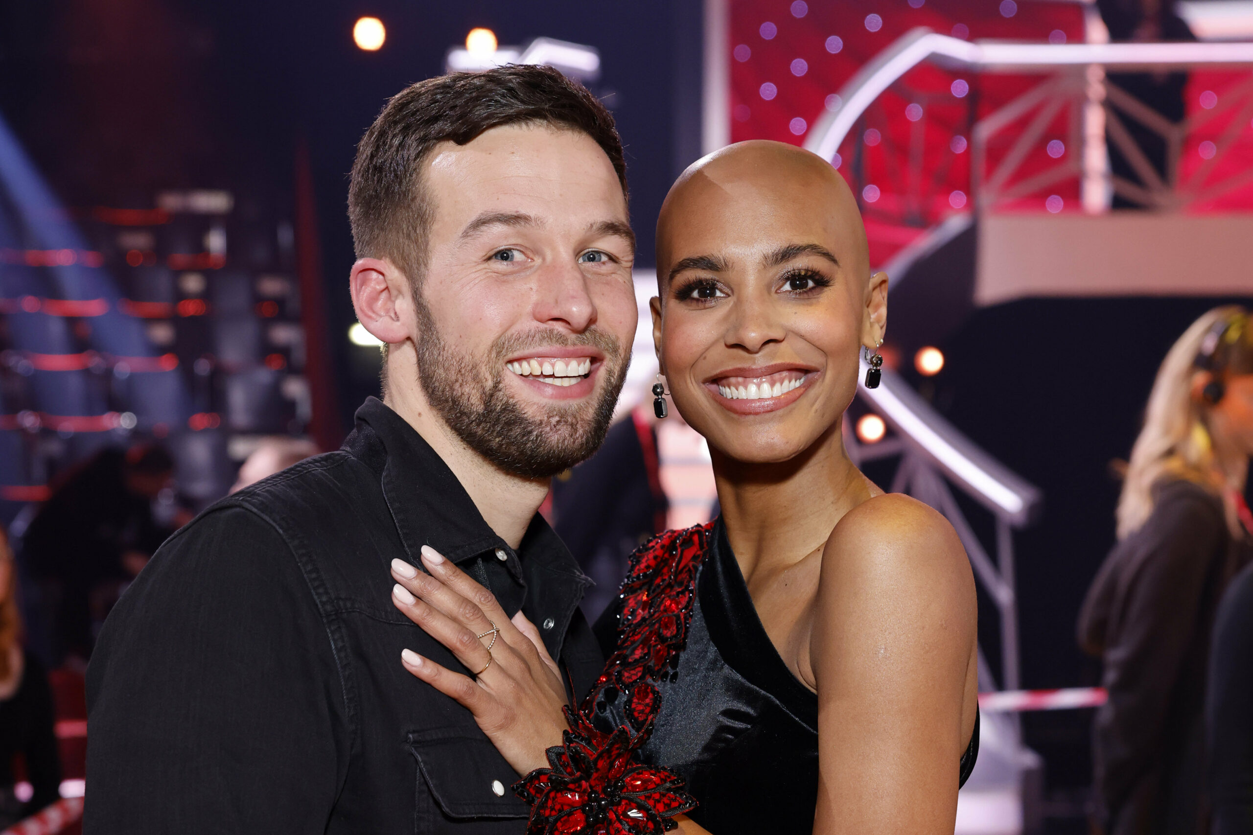 Februar 2023: Schauspielerin Sharon Battiste und ihr Freund Jan Hoffmann stehen bei der RTL-Tanzshow „Let's Dance“ (16. Staffel) im MMC Coloneum auf dem Parkett.