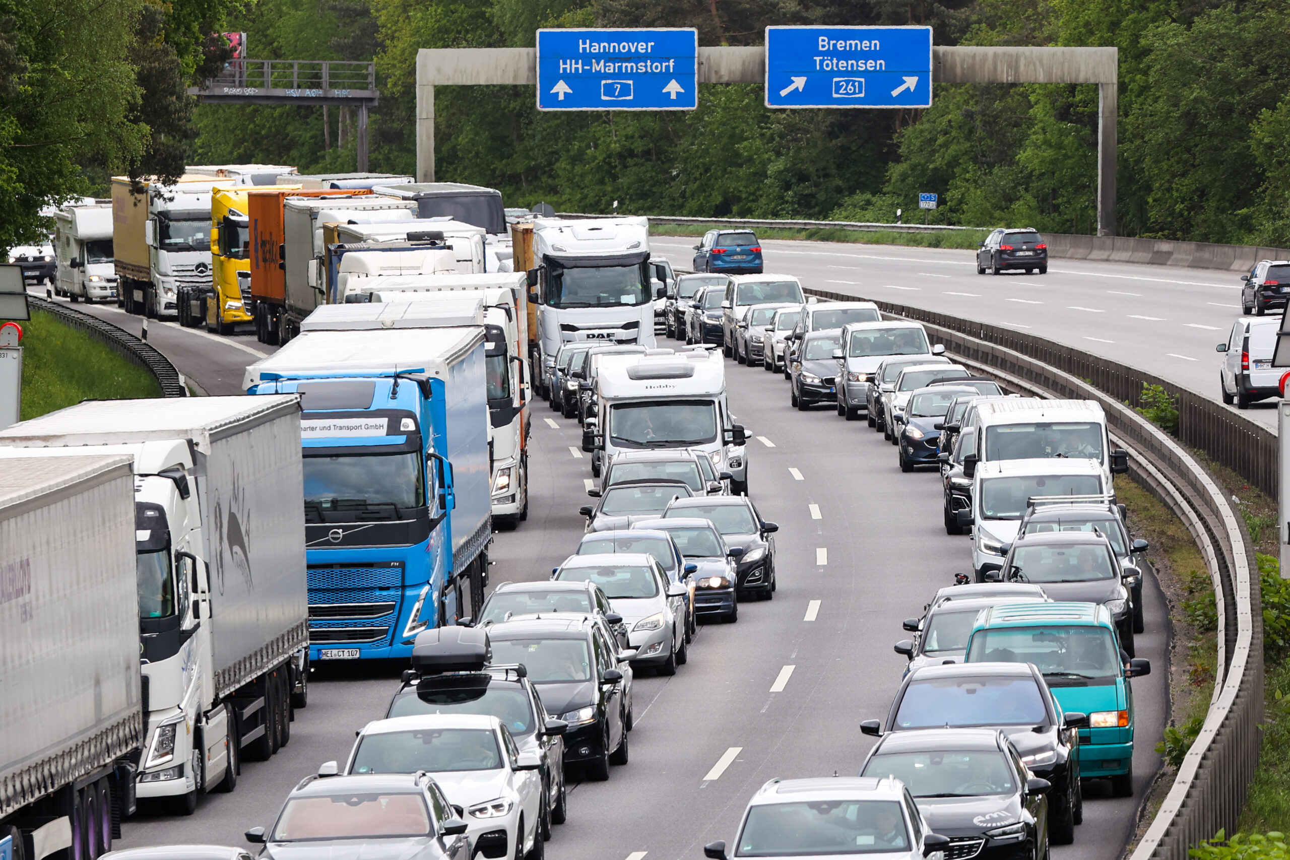 Fahrzeuge stauen sich auf der Autobahn A7 bei Hamburg-Marmstorf in Richtung Norden.