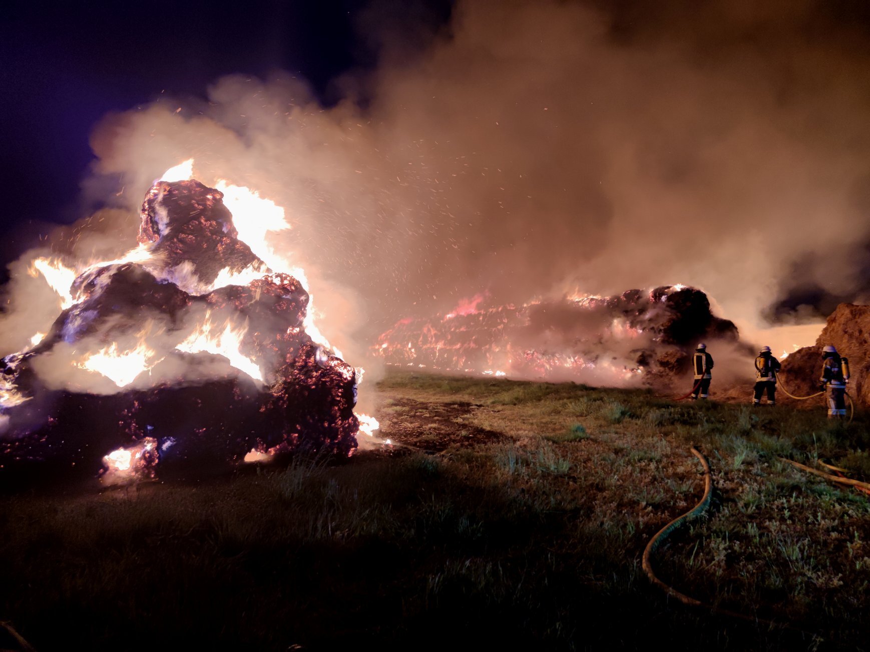 Feuerwehr löscht Strohballenbrand