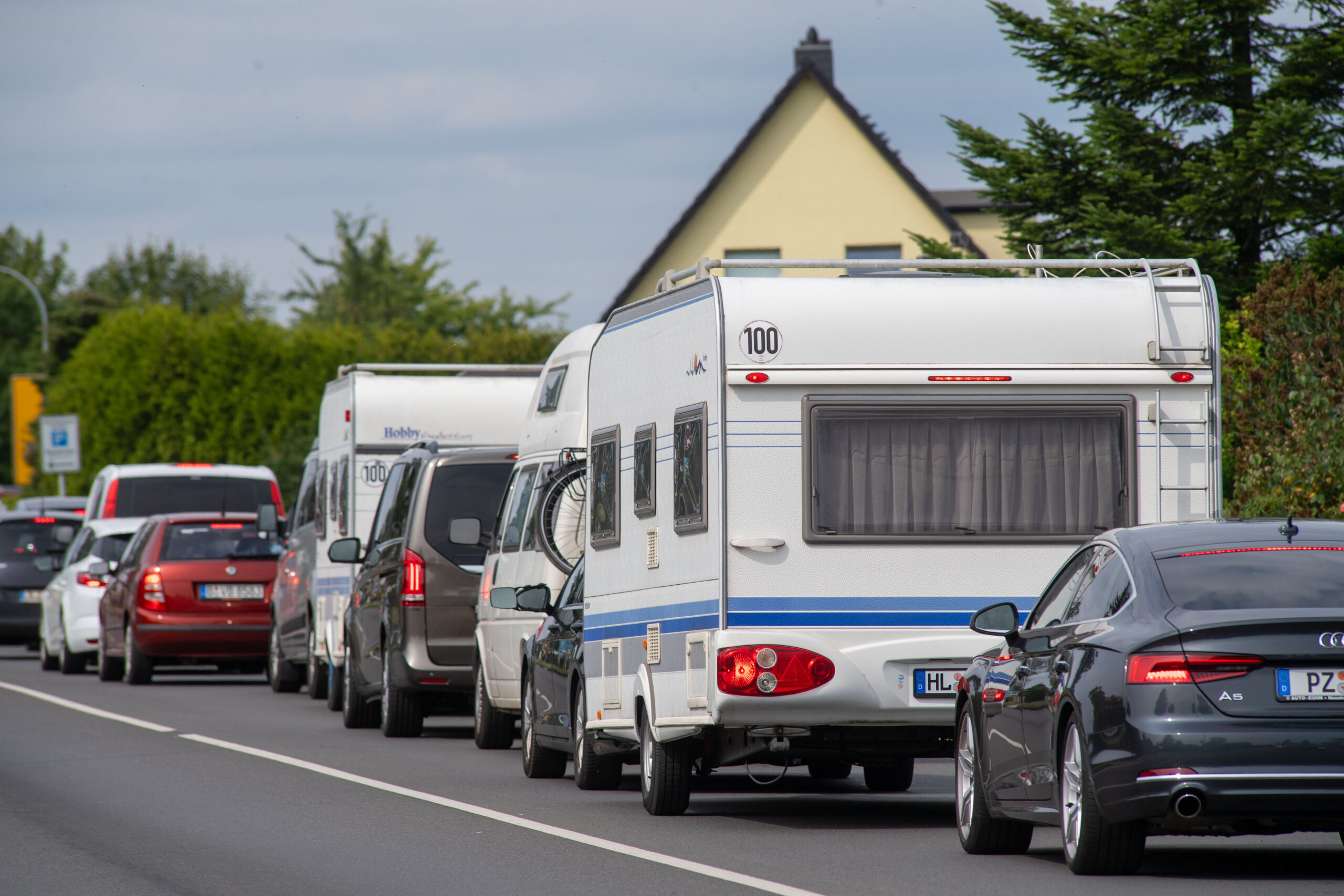 Dicht gedrängt stehen Autos und Camper in einer langen Schlange. Die Polizei kontrollierte während der „Operation Safe Holiday“ Dutzende Wohnwagen und -mobile.