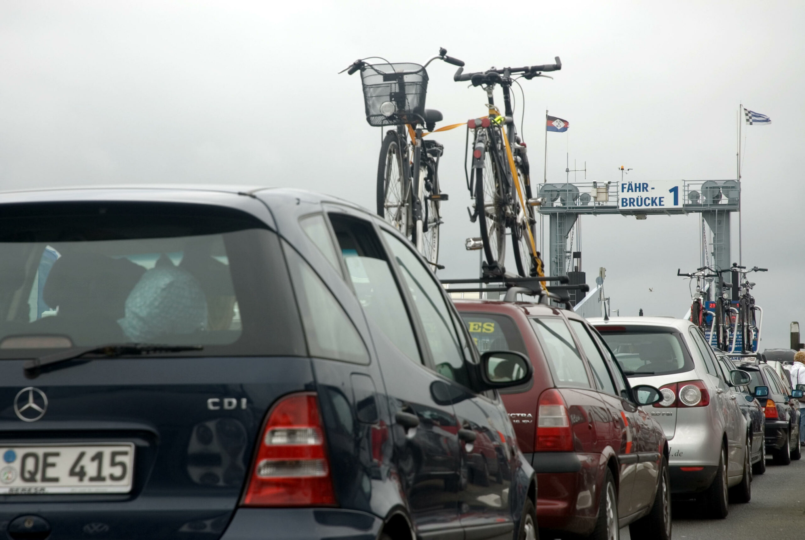 Autos im Stau vor Fährbrücke