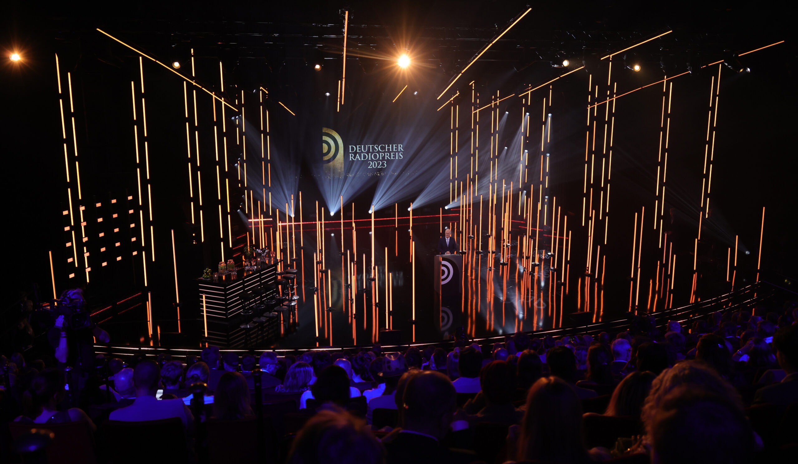 Die Nominierten für den Deutschen Radiopreis 2024 stehen fest. Hier zu sehen: Hamburgs Bürgermeister Peter Tschentscher (SPD) spricht bei der Verleihung des Preises 2023 in der Neuen Flora.