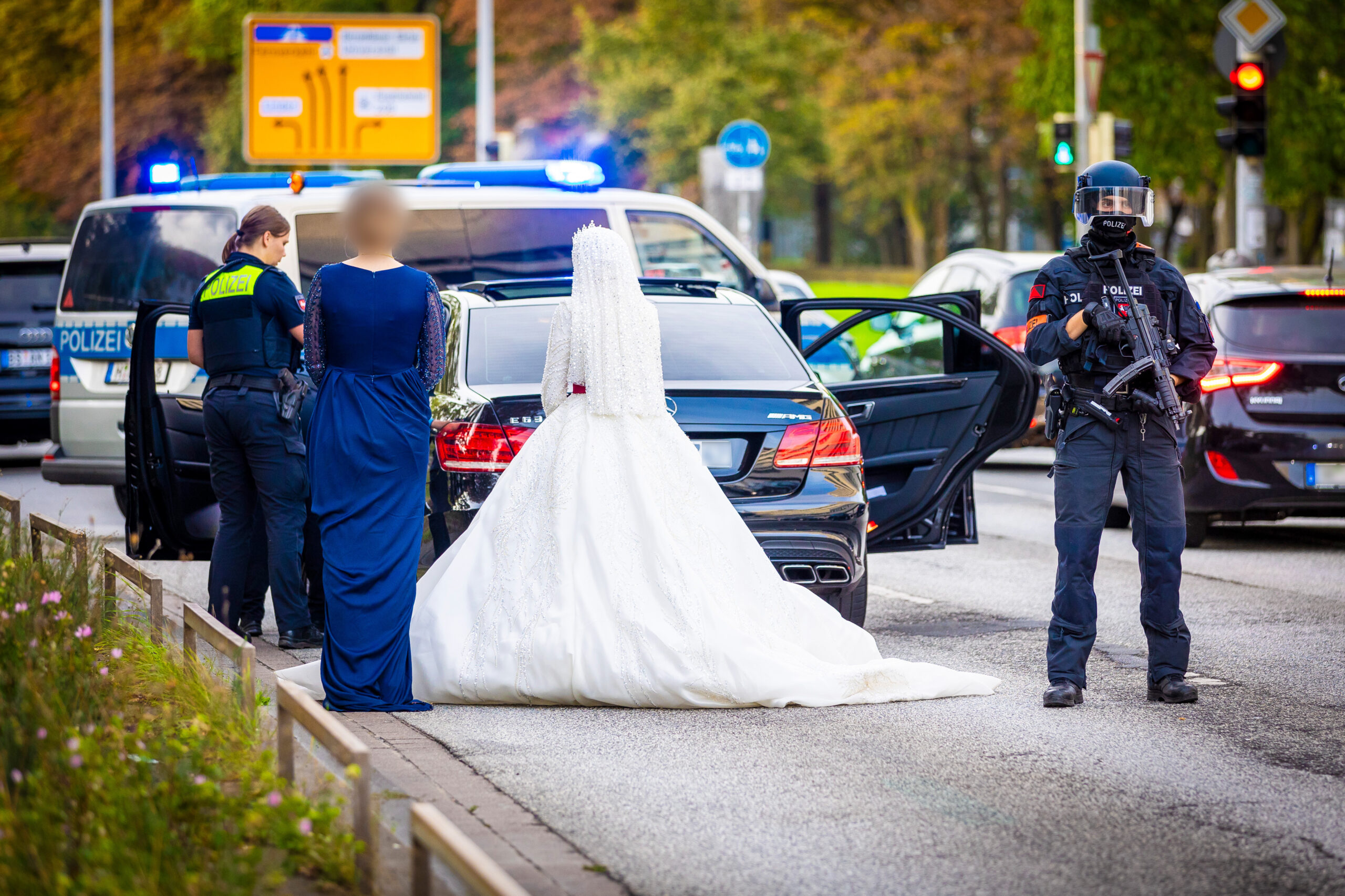 Die Polizei stoppte den Hochzeitskorso. (Symbolbild)