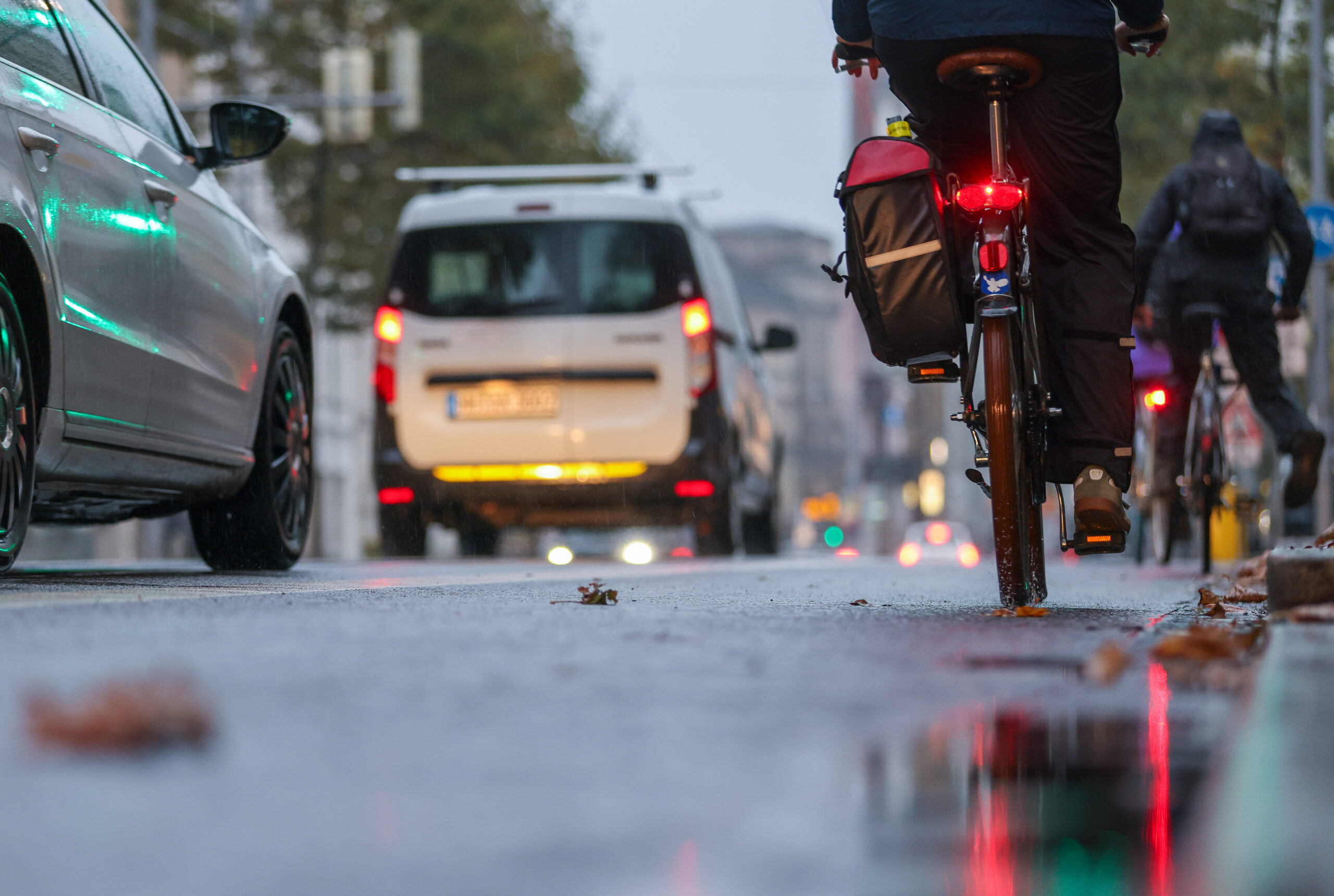 Autos und Fahrräder im Berufsverkehr