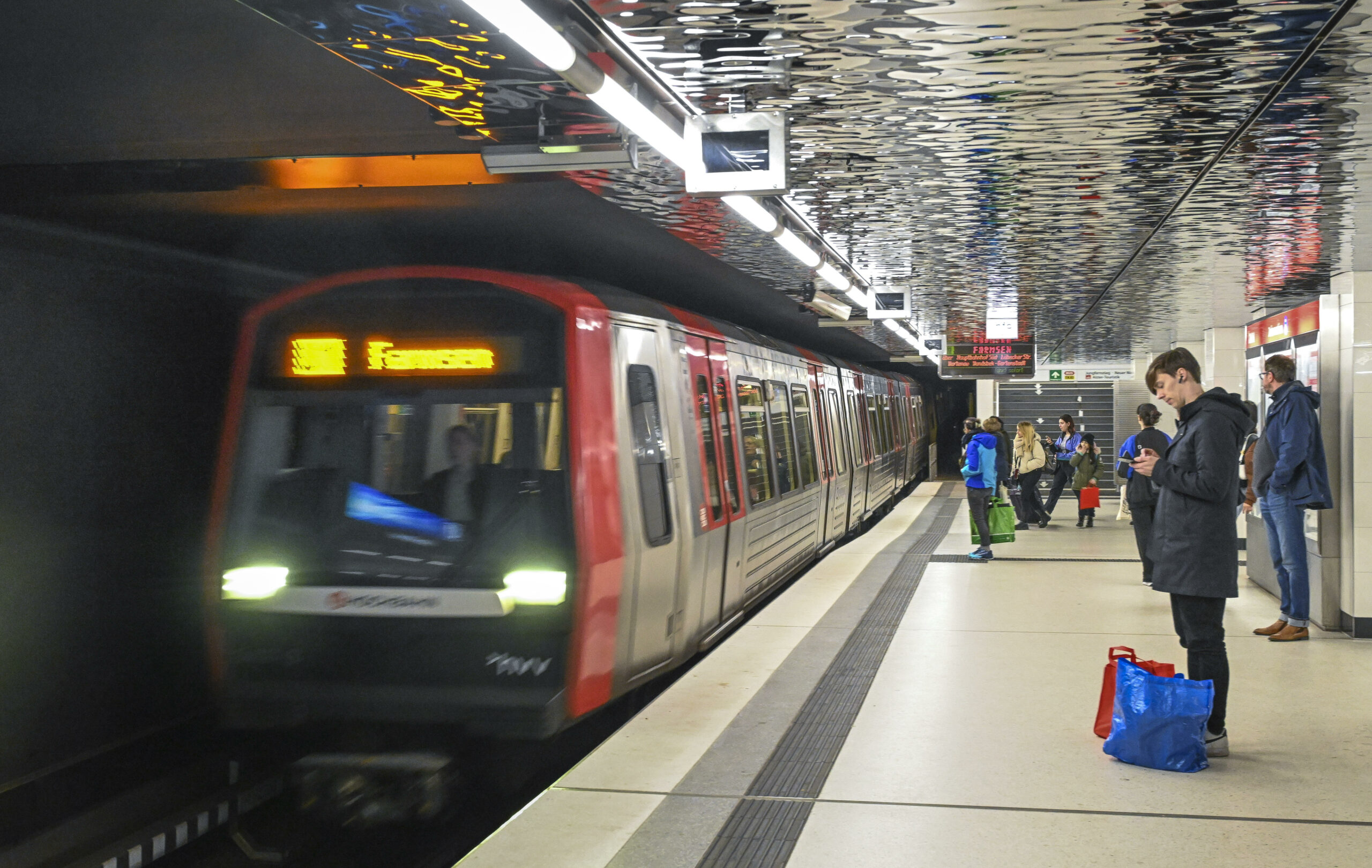 Die U1 ist wieder wie üblich in der Hamburger Innenstadt unterwegs