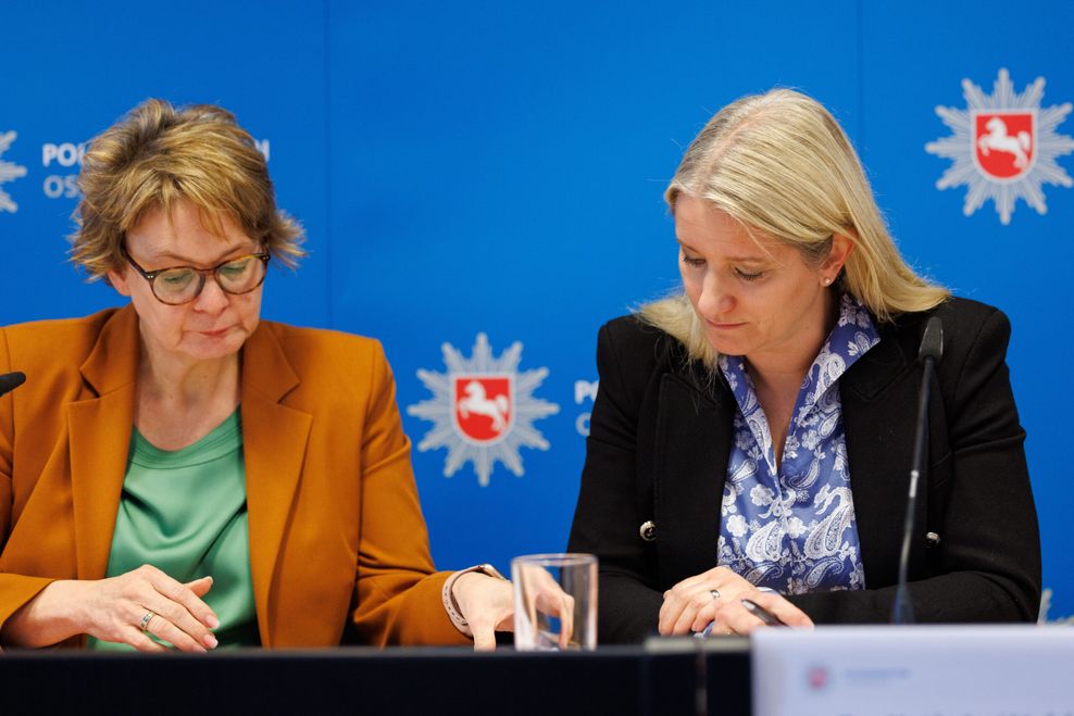 Die beiden Ministerinnen bei einer Pressekonferenz