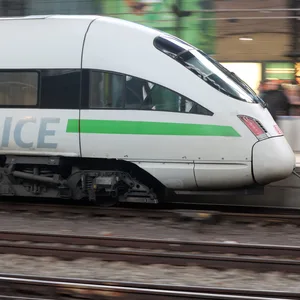 Ein ICE verlässt den Hauptbahnhof