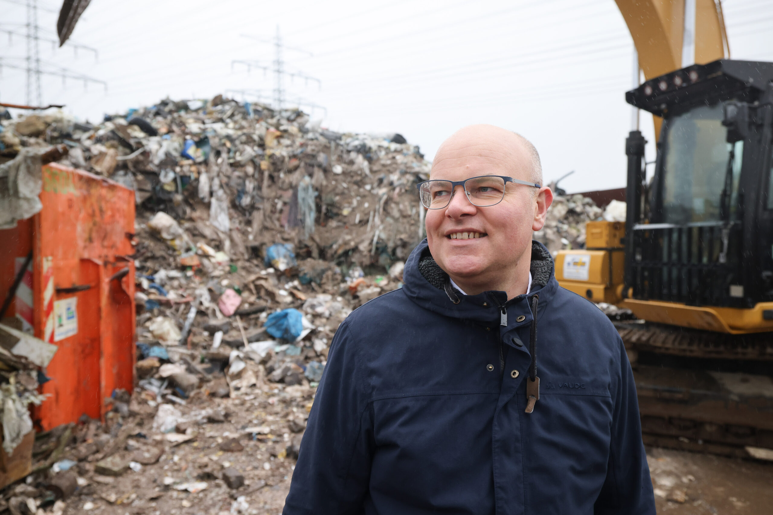 „Gut zu sehen, dass die Räumung erfolgreich war“: Umweltminister Tobias Goldschmidt (Grüne) am Müllberg von Norderstedt.