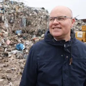 „Gut zu sehen, dass die Räumung erfolgreich war“: Umweltminister Tobias Goldschmidt (Grüne) am Müllberg von Norderstedt.