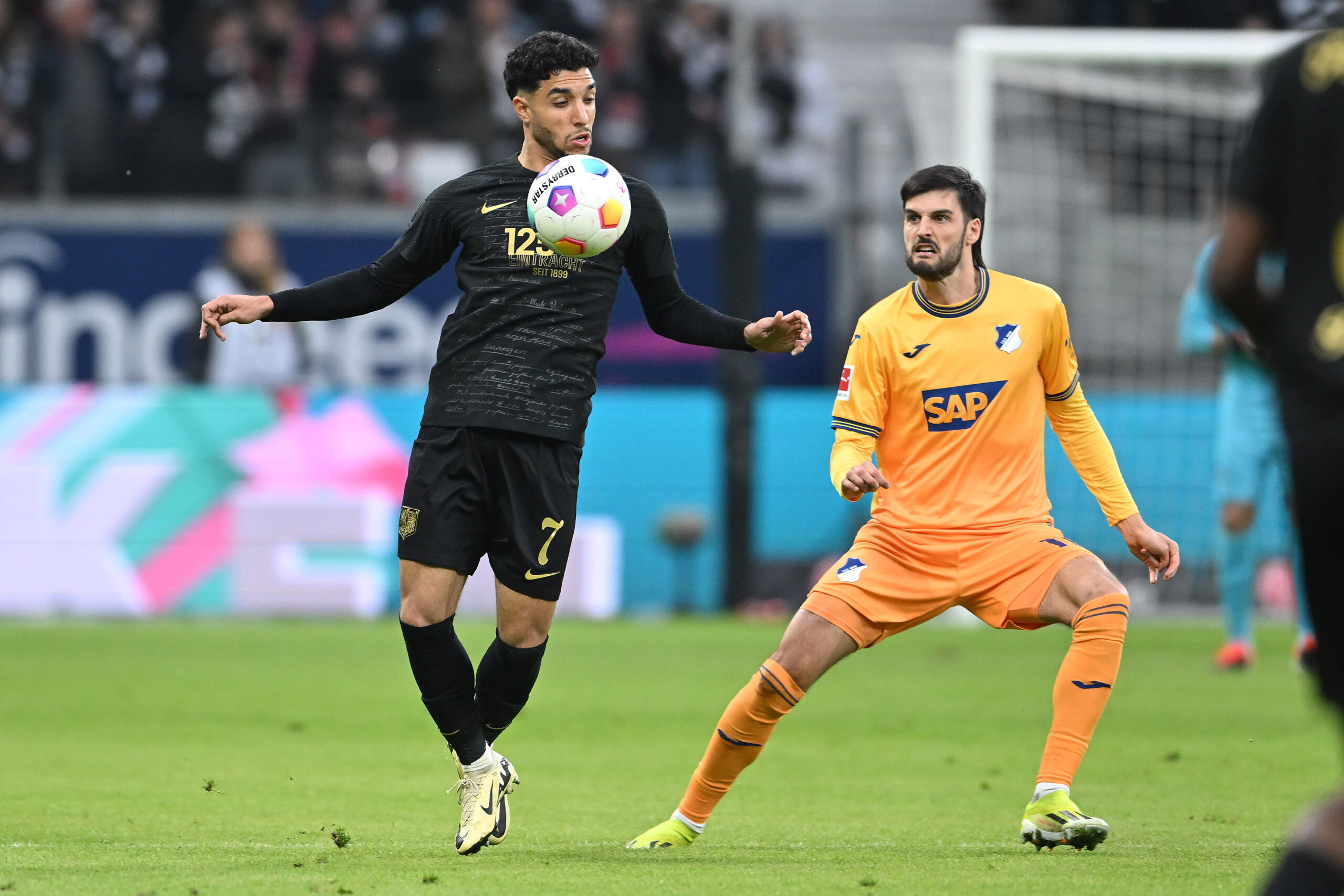 Omar Marmoush von Eintracht Frankfurt im Zweikampf mit Florian Grillitsch von der TSG Hoffenheim