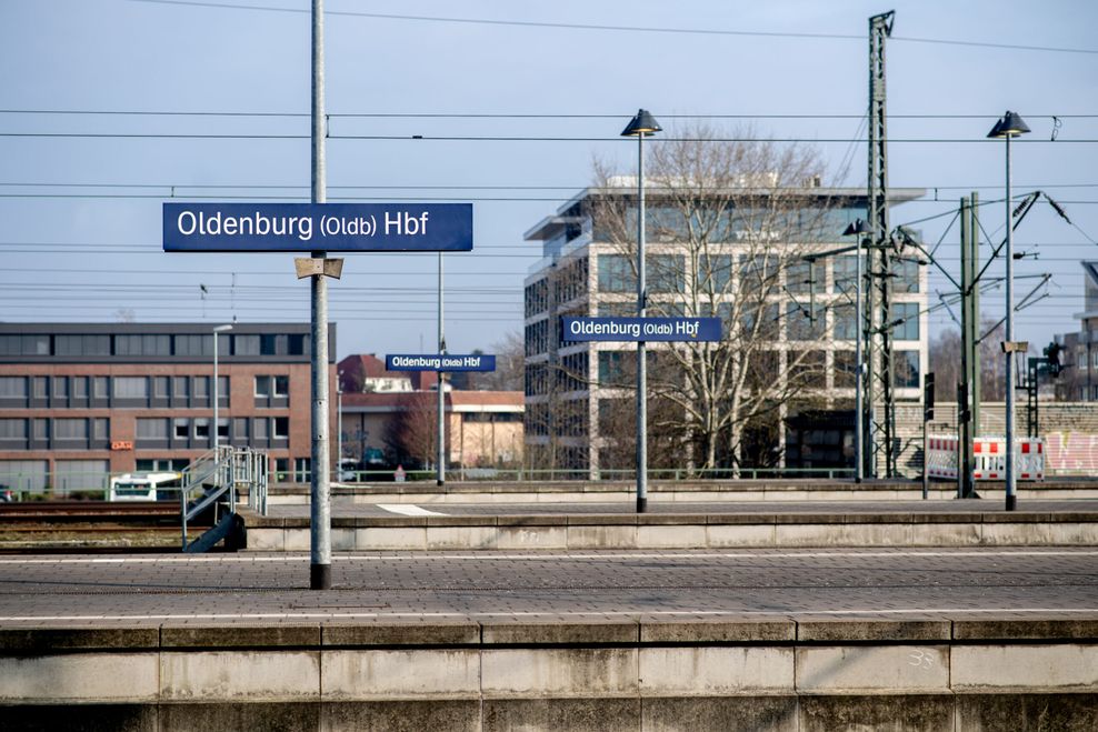 Der Zusatz „(Oldb)“ ist offiziell nicht korrekt – steht aber zum Beispiel trotzdem auf den Schildern am Oldenburger Hauptbahnhof.