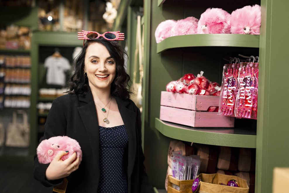 Schauspielerin Evanna Lynch steht in einem Harry-Potter-Merch-Shop