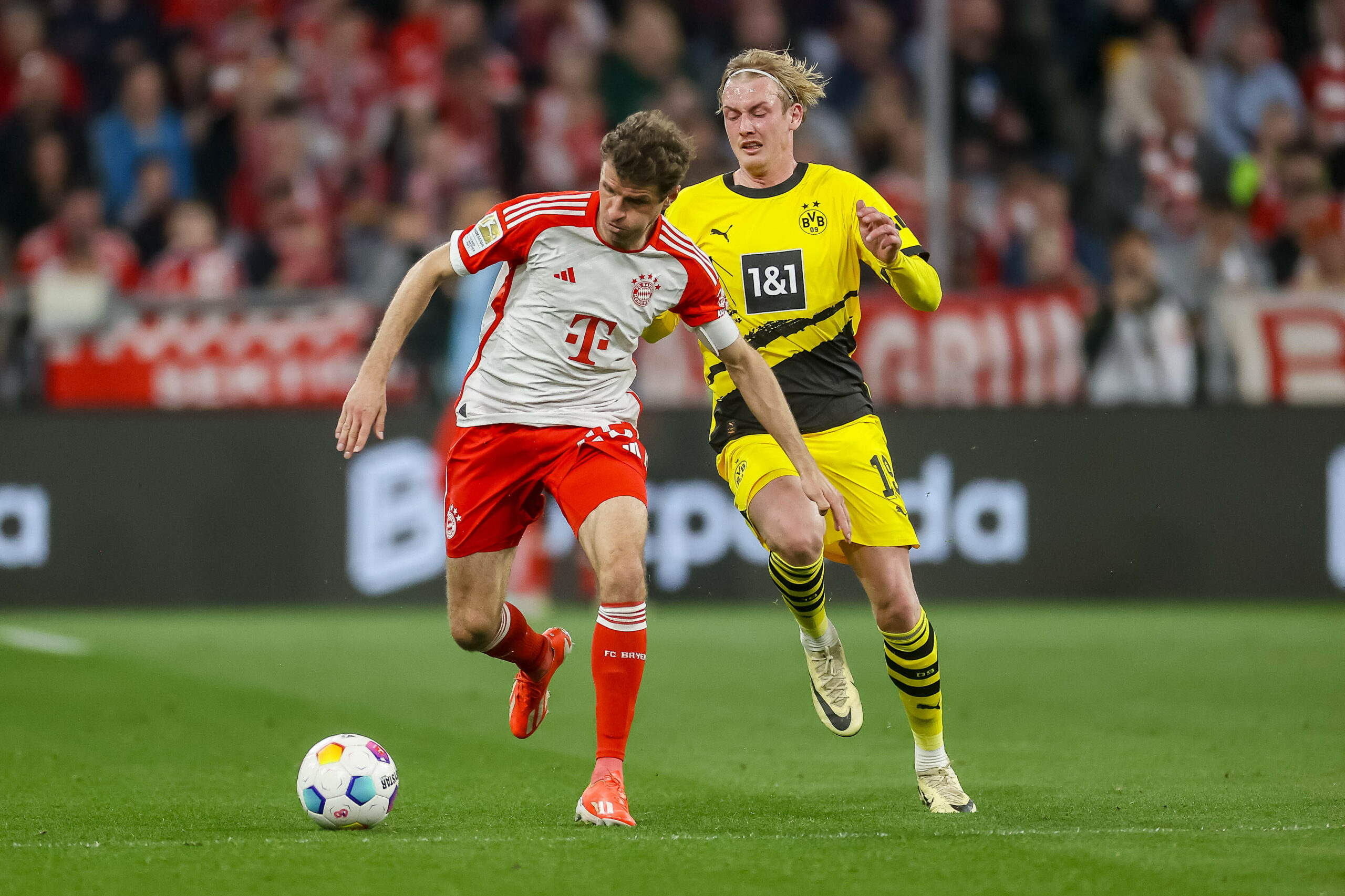 Thomas Müller im Zweikampf mit Julian Brandt