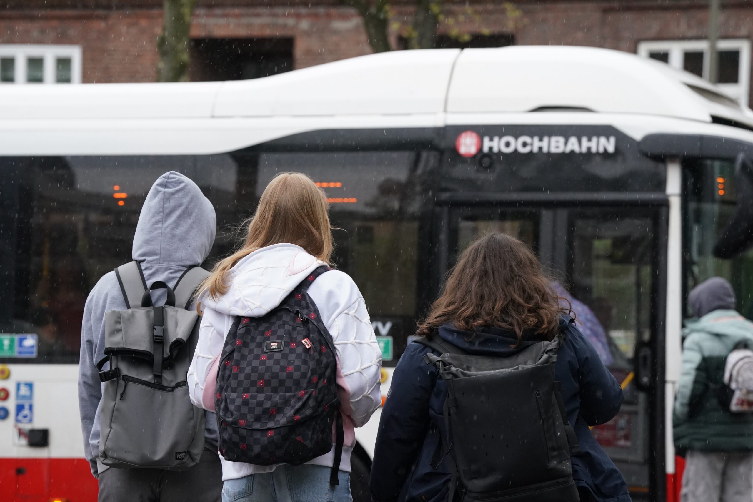 Schüler steigen in einen Bus