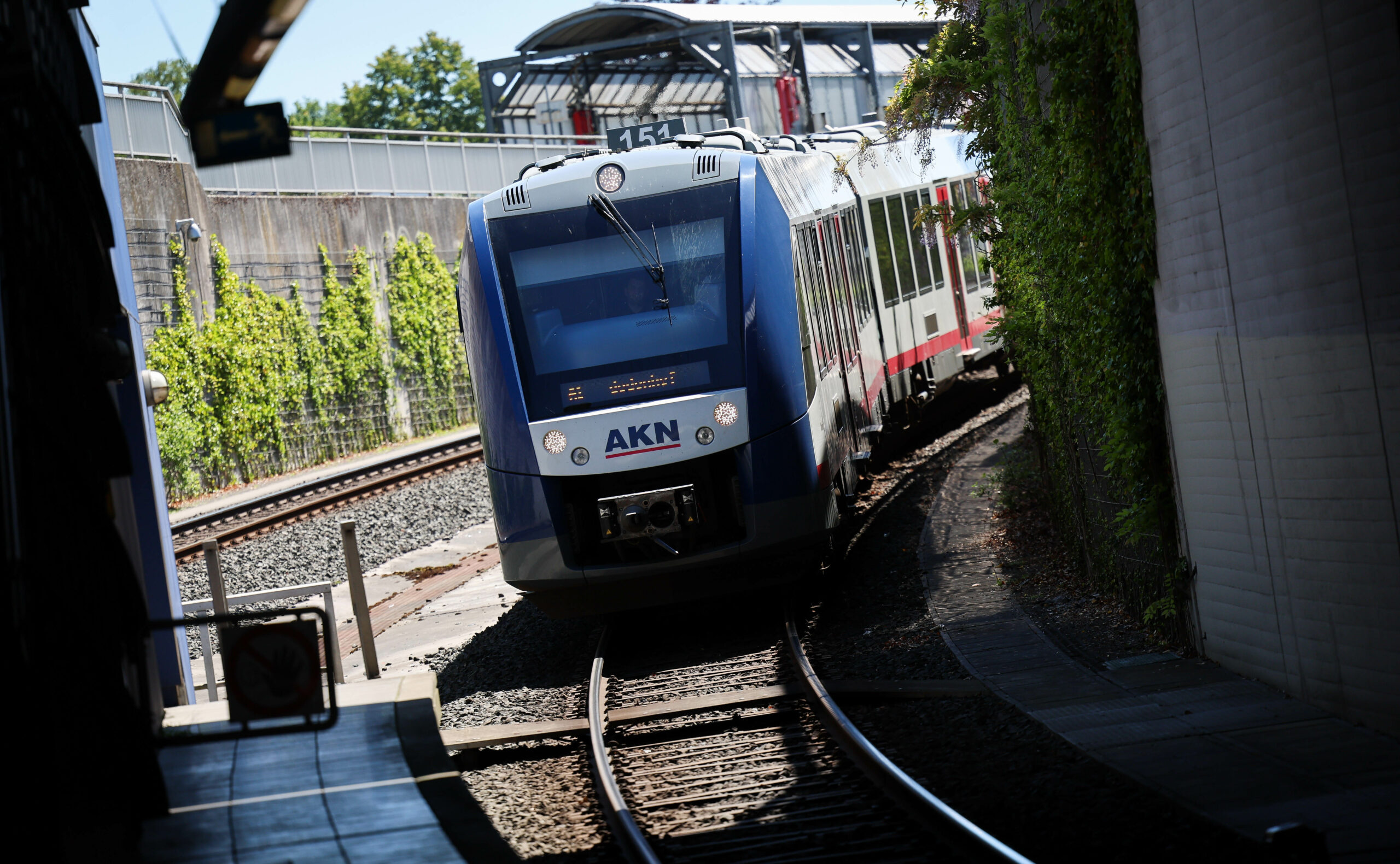 Ein Zug der Eisenbahngesellschaft AKN (Altona-Kaltenkirchen-Neumünster) fährt in den Bahnhof von Kaltenkirchen ein.