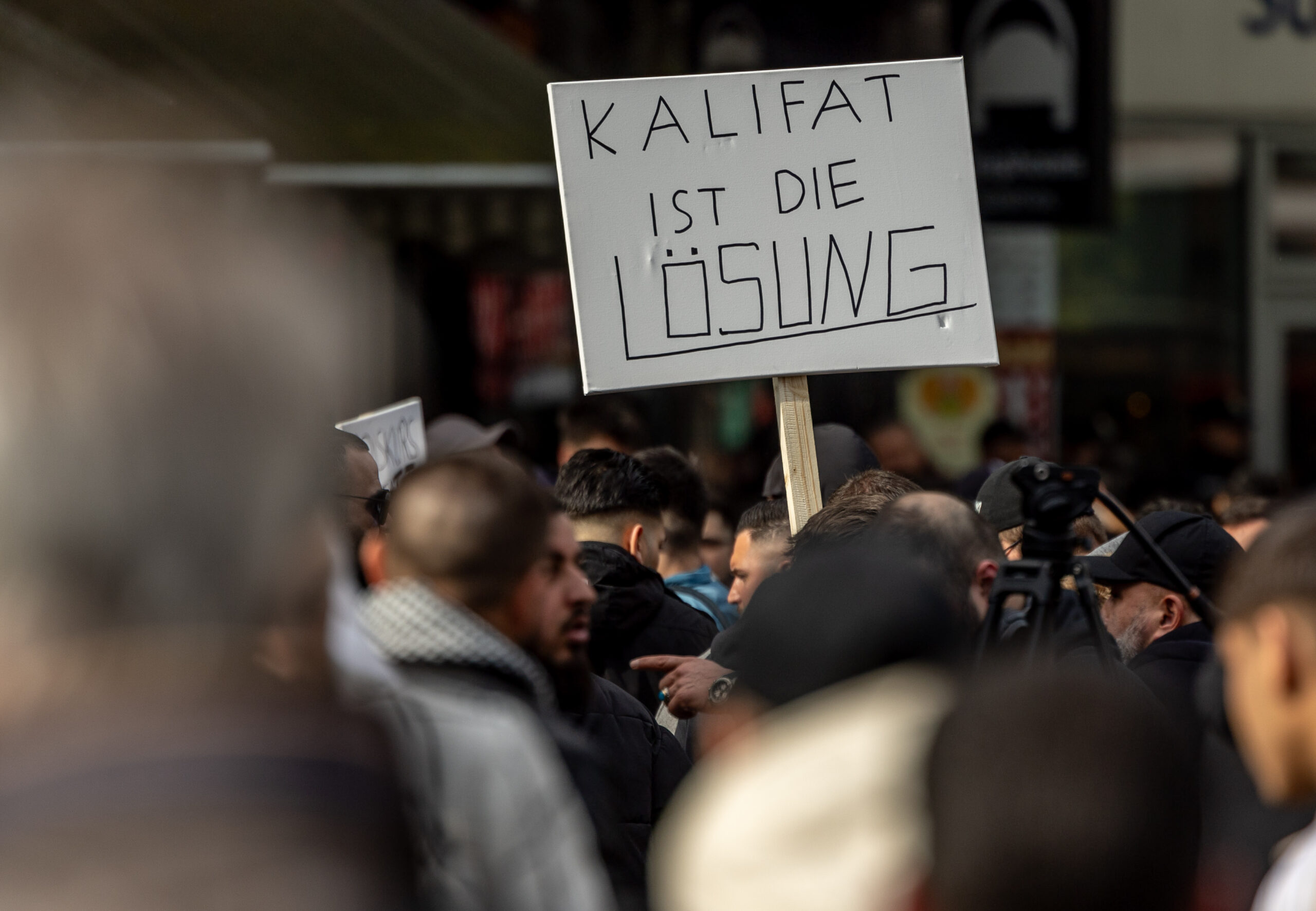 Demo mit Schild „Kalifat ist die Lösung“