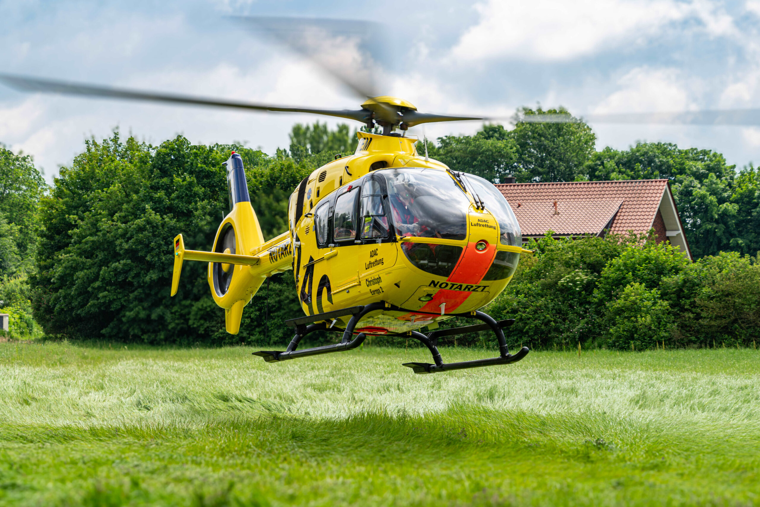 Ein Rettungshubschrauber bei einem Einsatz.