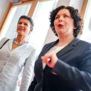 BSW-Chefin Sahra Wagenknecht und die Co-Chefin Amira Mohamed Ali (Archivbild)