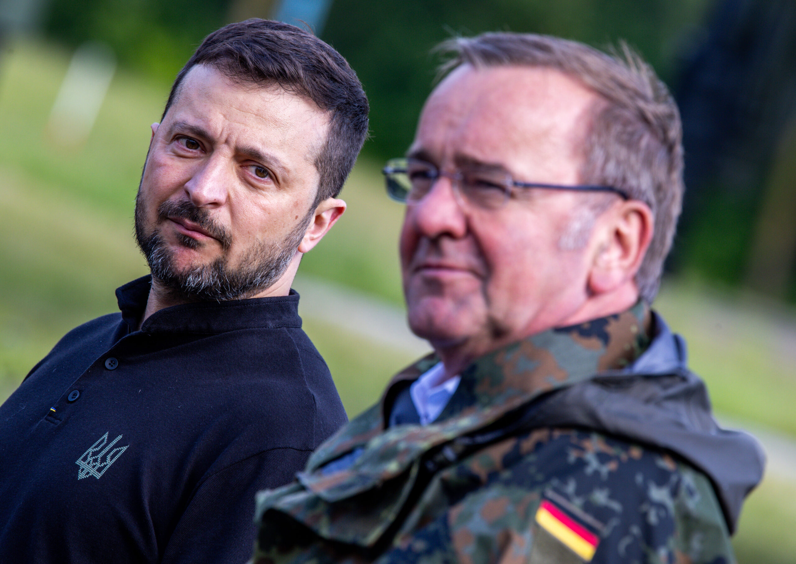 Wolodymyr Selenskyj (l), Präsident der Ukraine, und Boris Pistorius (r, SPD), Bundesverteidigungsminister, beantworten Medienanfragen nach einem Besuch der Ausbildung von Soldaten am Flugabwehrraketensystem «Patriot» auf einem Truppenübungsplatz.