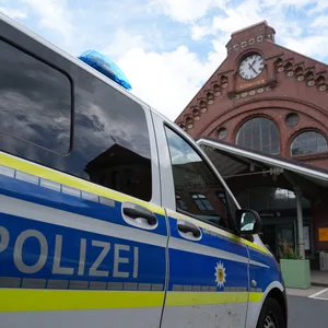Ein Polizeiauto vor dem Bahnhof Harburg (Symbolbild)