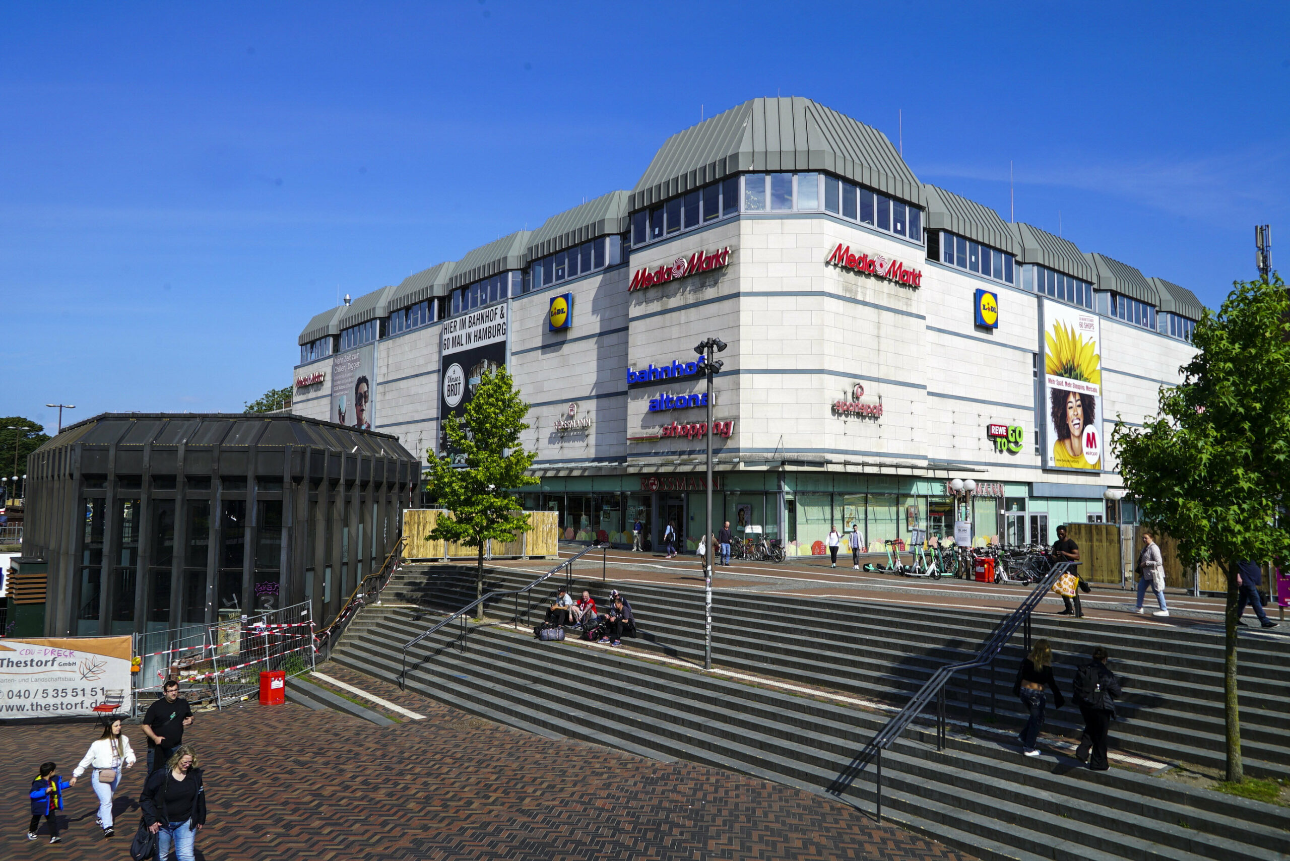 Große Worte, kleine Taten: Der Verbleib der Räumlichkeiten der ehemaligen „McDonald's“-Filiale (l.) bleibt ungewiss.