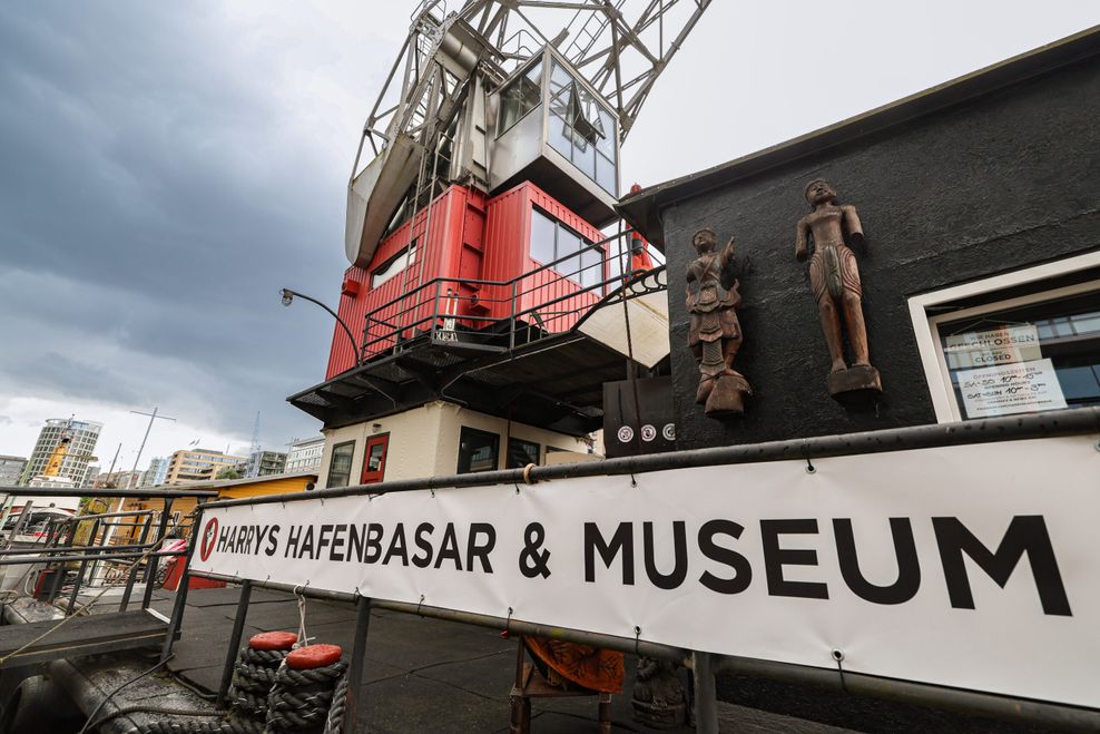 Ein historischer Schwimmkran im Sandtorhafen in Hamburg beherbergt „Harrys Hafenbasar“. 