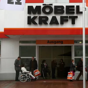 Unbekannte Täter steigen bei Möbel Kraft ein. brechen geldautomaten auf und plündern diesen. Zeugen gesucht