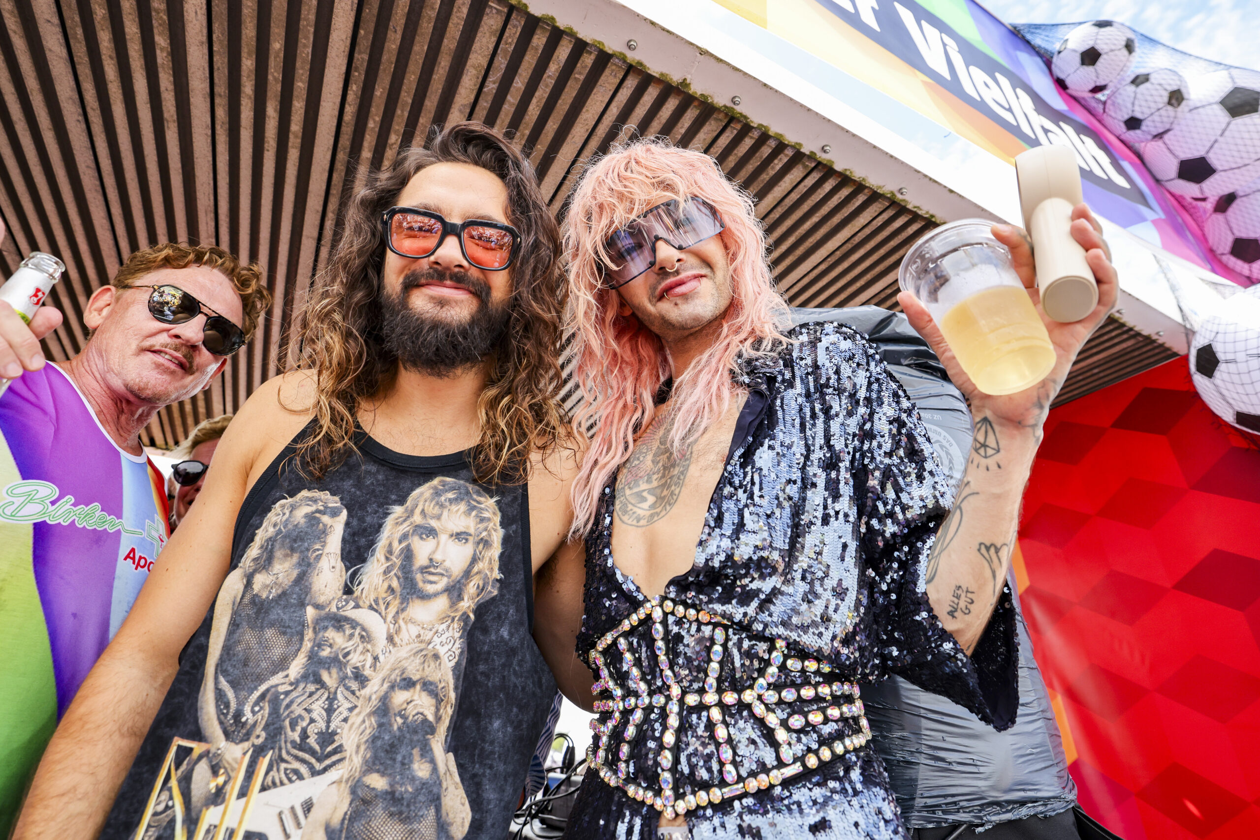 Die Brüder Tom Kaulitz (l.) und Bill Kaulitz feiern auf einem Wagen beim CSD in Köln.