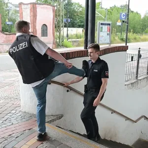 Polizisten dokumentieren am Bahnhof von Uelzen den mutmaßlichen Ablauf des Treppensturzes.
