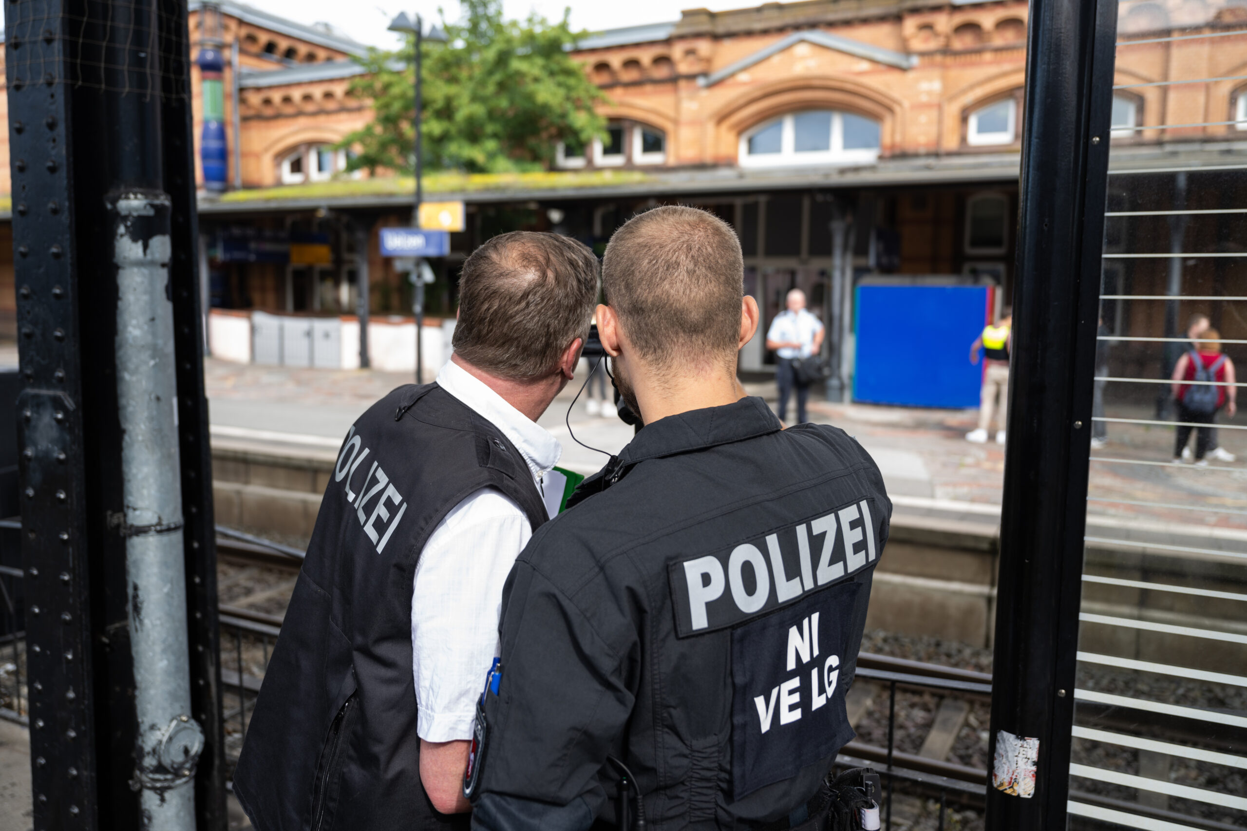 Polizisten am Bahnhof Uelzen (Symbolbild)