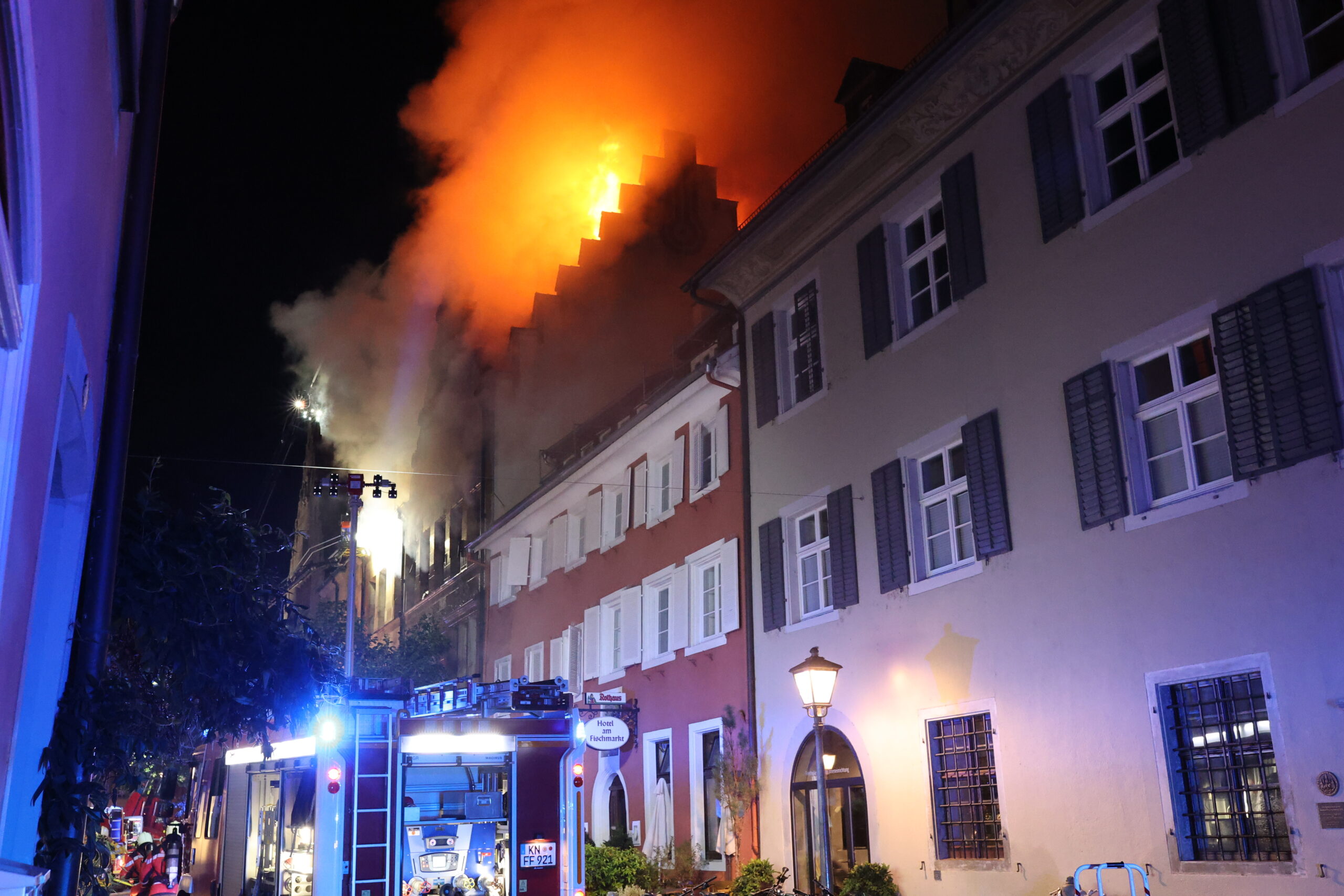 Dachgeschossbrand bei Nacht