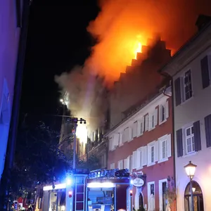 Dachgeschossbrand bei Nacht