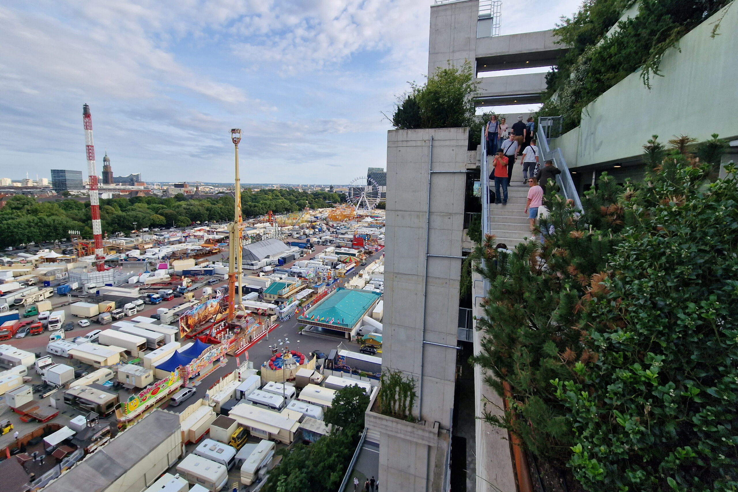 Begrünter Aufgang mit Blick auf die Stadt