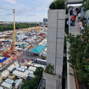 Begrünter Aufgang mit Blick auf die Stadt