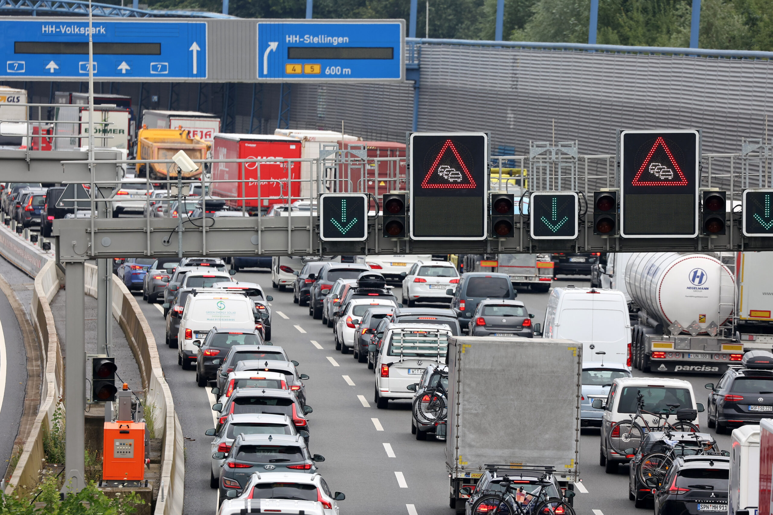 Stauender Verkehr auf der A7