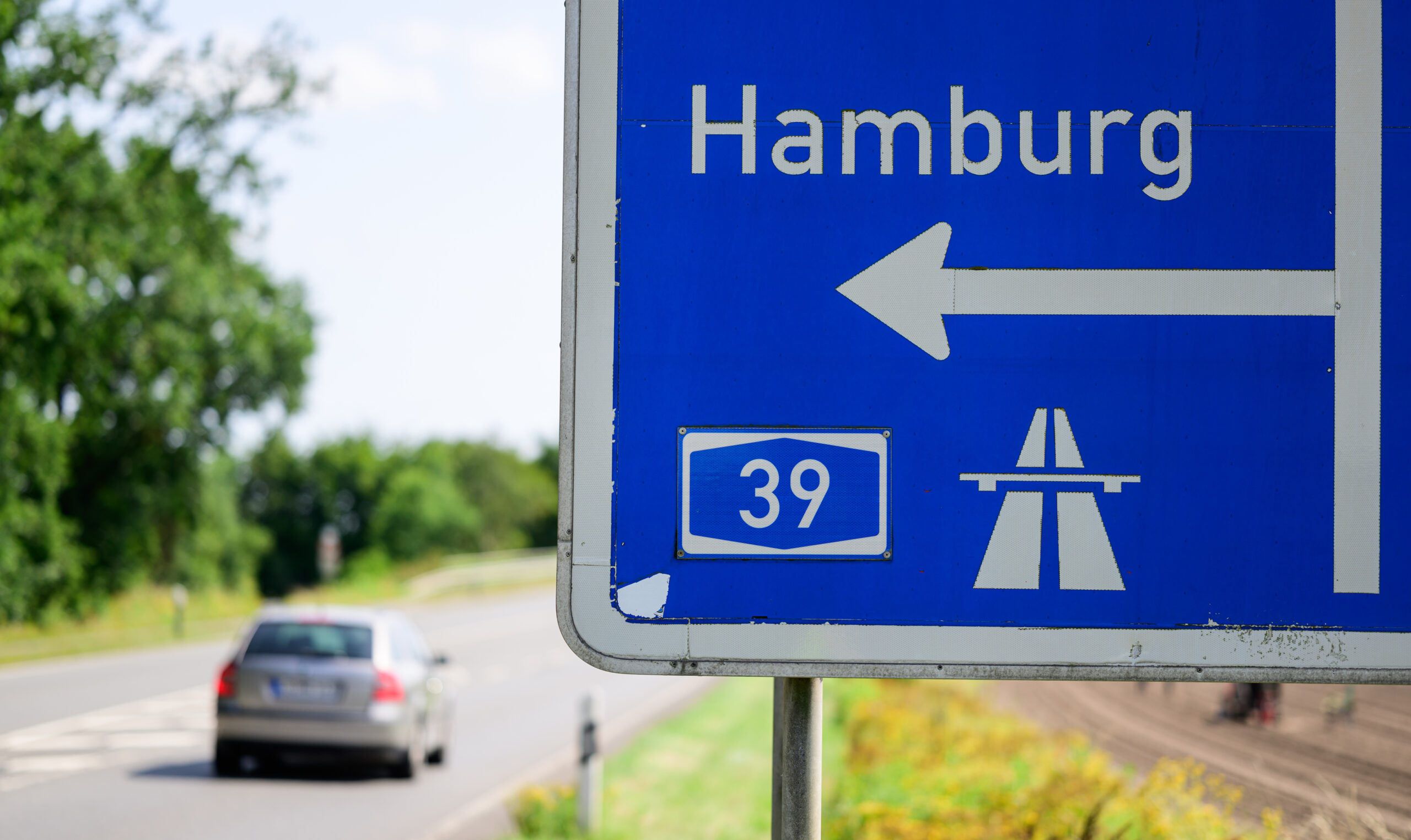 „39“ steht auf einem Wegweiser zur Autobahn nach Hamburg.