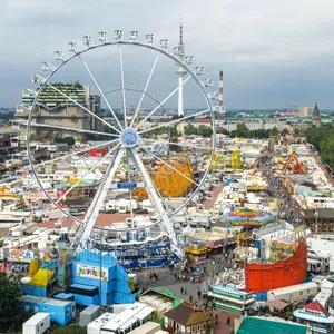 Luftaufnahme vom Hamburger Dom mit Riesenrad