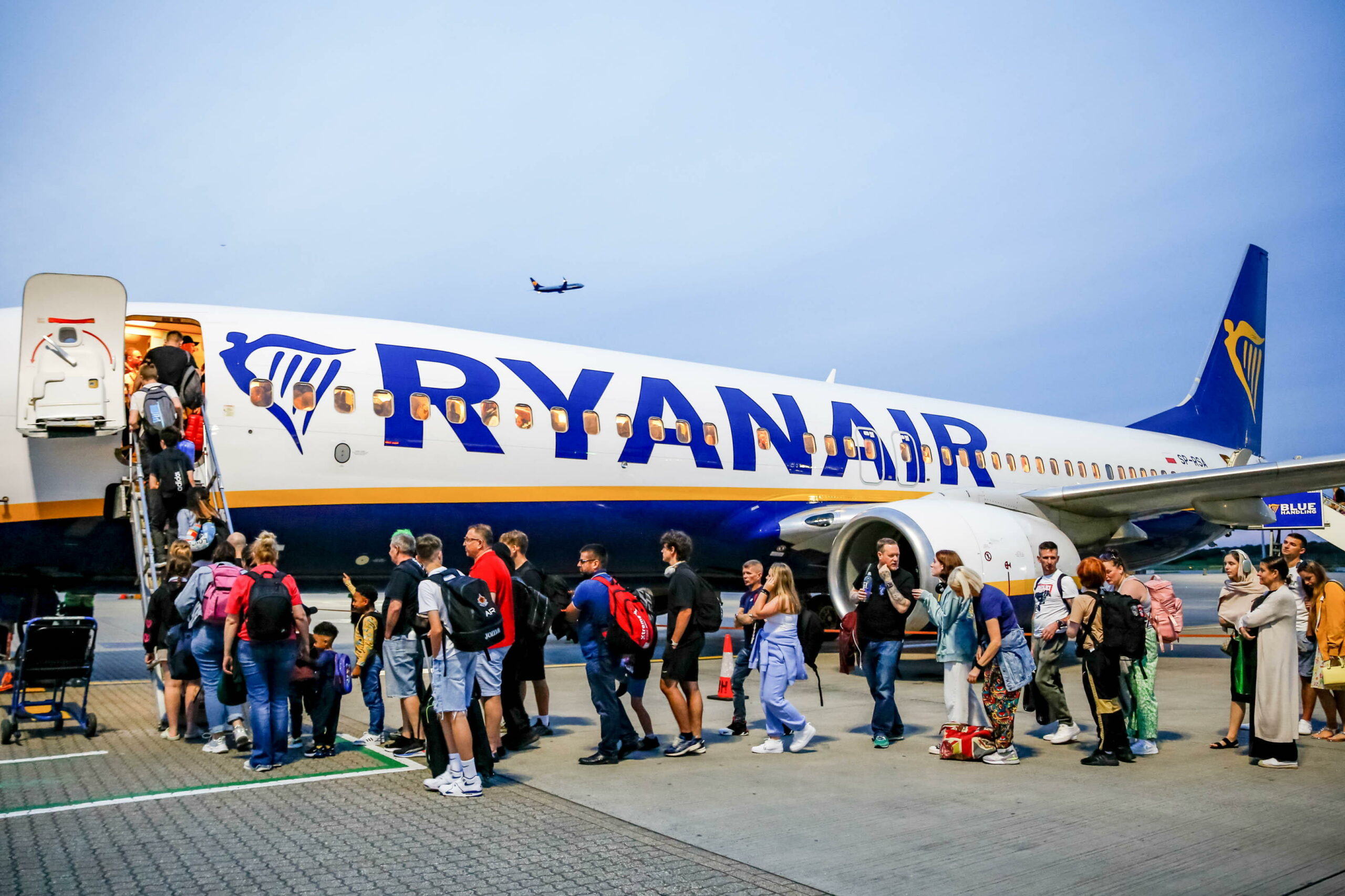 Passagiere besteigen am Flughafen London-Stansted eine Ryanair-Maschine.