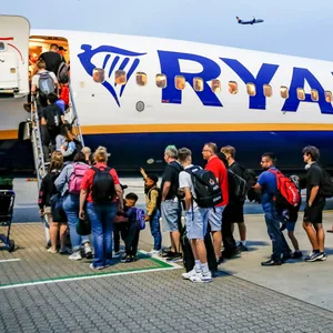 Passagiere besteigen am Flughafen London-Stansted eine Ryanair-Maschine.