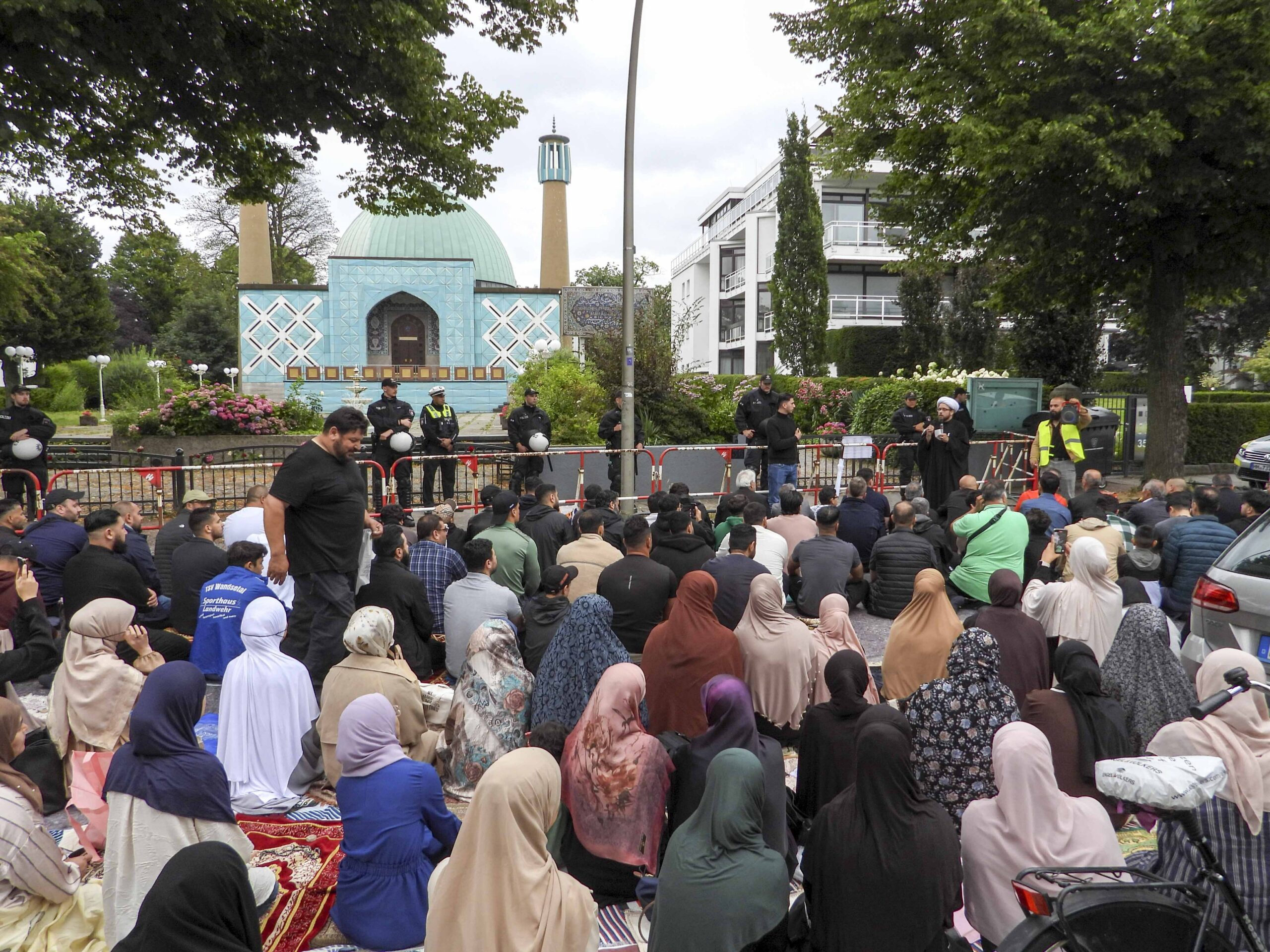 Kniende Menschen vor der Blauen Moschee